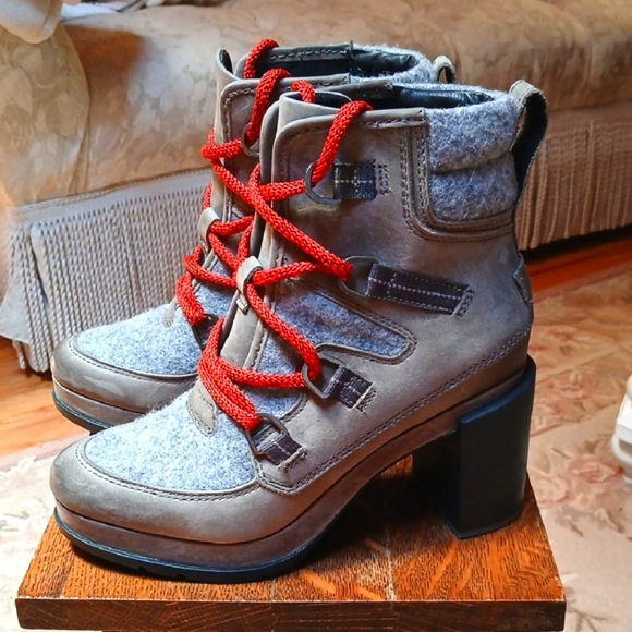 Sorel Shoes - Sorel Gray and Red Winter Boots with Adjustable Straps. Size 7. Like New.